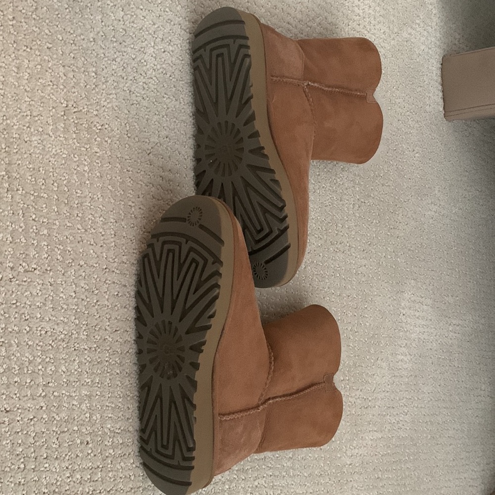 Ugg Bailey Button Il - image 5